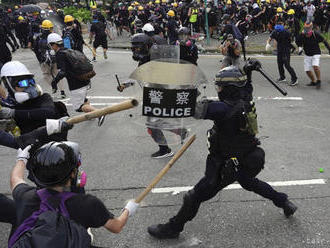 Hongkongská polícia zhabala materiál na výrobu zápalných bômb