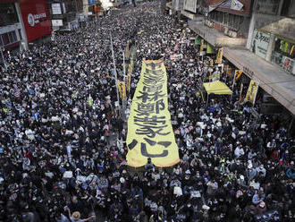 Na protestoch v Hongkongu sa zišlo 800 tisíc účastníkov