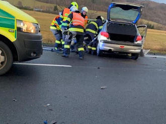 Vážná dopravní nehoda u Libouchce uzavřela v pondělí ráno silnici, čelně se tam střetla dvě auta