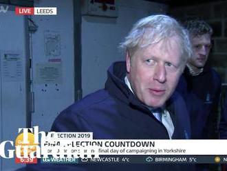 Boris Johnson se dnes před reportérem schoval v ledničce