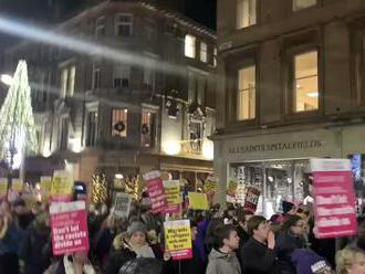 Skoti v pátek večer demonstrovali na podporu uprchlíků a proti Borisi Johnsonovi