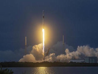 SpaceX vynese do vesmíru další družice Starlink. Jednu zkusí vybavit nátěrem proti odrazivosti světl