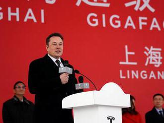 Tesla začala dodávat elektromobily z nové továrny v Šanghaji. Je to její první továrna mimo USA