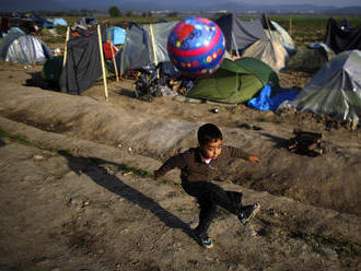 Děti z uprchlických táborů stále čekají na přijetí. Ubytovat by je přitom bylo kam, hlásí se o ně i 