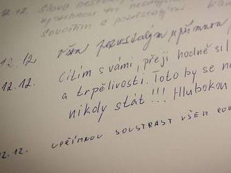 Lidé v Ostravě píší do kondolenční knihy: „Odsuzujeme tento zločin“