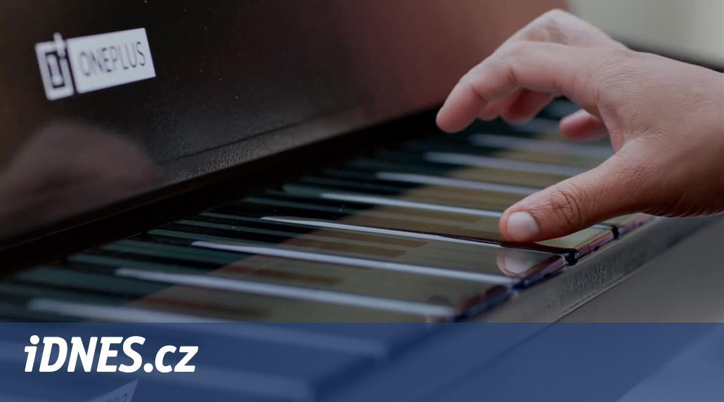 Evropskými městy znělo „chytré“ pianino. Místo kláves mělo smartphony