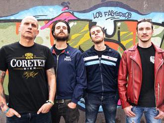 Italská oi-punková vlna pozitivní energie Los Fastidios se valí na Prahu