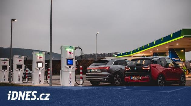 Nejrychlejší nabíječka aut v Česku konečně funguje, platí se za připojení