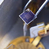 Výzkumníci vytvořili tranzistory fungující i pro ukládání dat