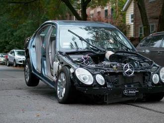 Muž na Mercedesu bez karoserie ukázal, co s auty dělají přejezdy příčných prahů