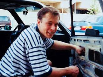Máma Elona Muska vytáhla starou fotku s jeho prvním autem, ukazuje, co také umí
