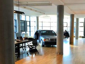 Snad nejstylovější Mercedes–Benz stojí nepojízdný uprostřed kanceláře