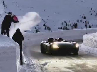 Tajuplný miliardář ukázal, jak řádí ve sněhu s vzácným Ferrari za 45 milionů korun