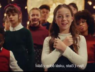 Milka ve vánoční kampani zpívá pro neslyšící