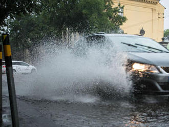Meteorológovia vydali niekoľko výstrah, hrozí aj povodeň z trvalého dažďa