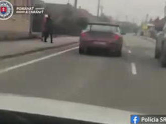 VIDEO: Pred policajtmi utekal v športiaku, aj po vlastných. Drzý mladík jazdil ako v GTA