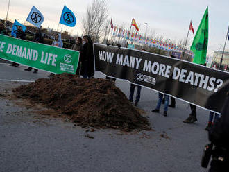 Pred budovu, kde sa koná klimatický summit OSN, vysypali aktivisti konský trus