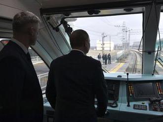 Putin vymenil kamión za vlak a otvoril železničné spojenie na Krym