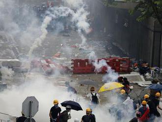 Protesty v Hongkongu neutíchajú ani cez Vianoce, vláda odsúdila násilie