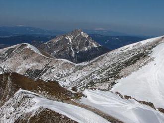 Zvýšené lavínové nebezpečenstvo platí v Tatrách a Malej Fatre