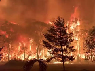 Tisíce ľudí v Austrálii ušli pred lesnými požiarmi na pobrežie