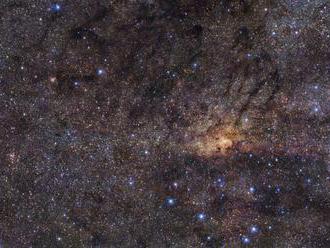 Stred Mliečnej dráhy nesie pradávne stopy nespútaného zrodu hviezd