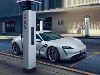Porsche Taycan: Superelektromobil má predsa len slabiny. Namerali mu zúfalý dojazd