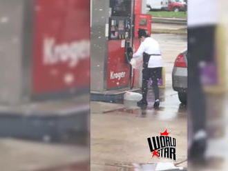 Neuveriteľné, žena tankovala benzín do igelitovej tašky