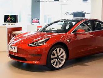 Tesla 3 za Atlantikom exceluje. Poráža BMW 3 aj Mercedes-Benz C