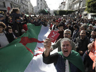 Demonštranti v Alžírsku vtrhli do volebnej miestnosti v centre metropoly