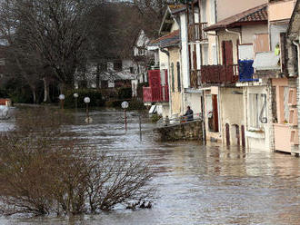 Prudký vietor a dažde si vo Francúzsku vyžiadali jednu obeť a päť zranených