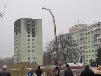 Demolačný stroj začal búrať zničenú bytovku, okolie evakuovali