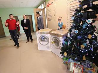 Premiér daroval nemocnici práčku a sušičku, želal si ich personál