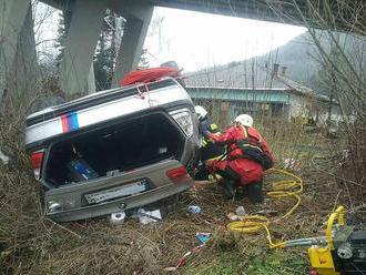 Hrozivá nehoda na Liptove. Auto s dvoma deťmi spadlo z mosta