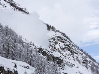 Hlavnú úlohu hrá sneh. Na horách platí zvýšená lavínová hrozba
