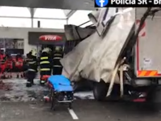 Hrôza v Bratislave! VIDEO Do čerpacej stanice vpálil nákladiak
