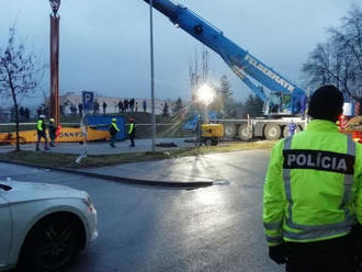 PRÁVE TERAZ Do Prešova dorazil demolačný stroj: FOTO Začnú sa búracie práce paneláku smrti