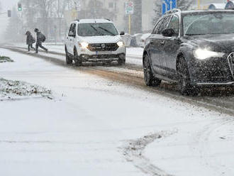 Vodiči, pripravte sa! FOTO Vo viacerých krajoch je výstraha pred poľadovicou, znova napadne sneh