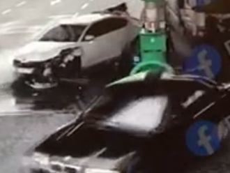 Polícia ukázala VIDEO havárie na čerpacej stanici: Vodič BMW mal z pekla šťastie