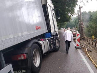 Hasiči a polícia pomáhajú zablokovanému kamiónu: Nedokáže sa pohnúť