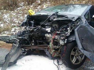 V Tatrách sa čelne zrazili dve osobné autá, v Harmanci vodič neprežil