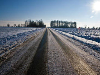 Aktuálna situácia na cestách: Na týchto úsekoch je zľatovatený sneh, varovanie pred hmlou