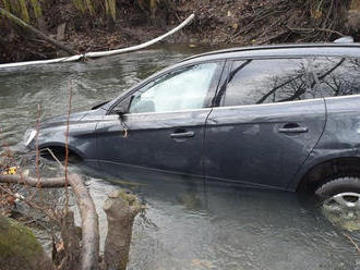 Desivo vyzerajúca nehoda v Leviciach: FOTO Vodič nedal prednosť, skončil v potoku