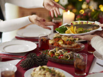 Slováci majú radi tradície, na Vianoce nesmie chýbať ryba a šalát: Na darčeky sú ochotní si aj požič
