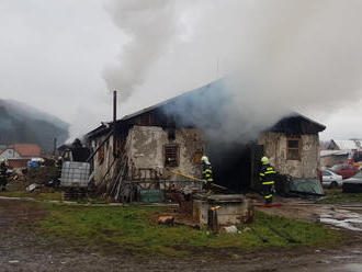 PRÁVE TERAZ Horí autoservis v obci Stráža, požiar sa podarilo lokalizovať