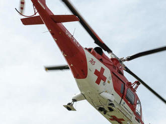 Nepomohol ani rýchly zásah leteckých záchranárov: Vodič neprežil čelný náraz do stromu