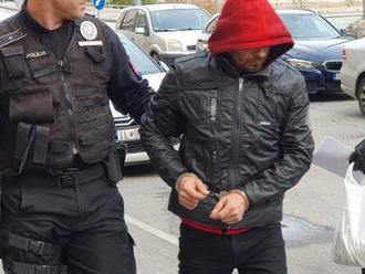 Dvaja Rumuni sa hádali o cigarety: Polícia to preverila a jedného z nich ihneď zatkla