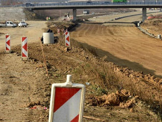 Stavba diaľnic a rýchlostných ciest v skratke: Rozostavaných je viacero úsekov, väčšina mešká