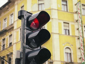 Policajti z Prievidza pátrajú po neznámom vodičovi: Poškodil semafor pre chodcov