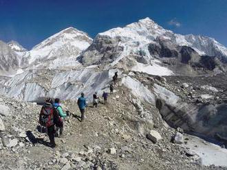 Čínske úrady zatvorili pre turistov základný tábor na Mount Evereste